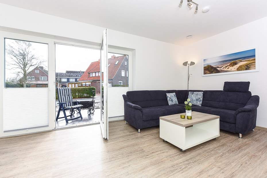 Ferienhaus „Strandperle“ - Wohnraum mit integrierter Küche und Essgruppe