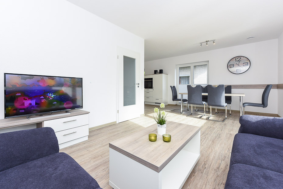 Ferienhaus „Strandperle“ - Wohnraum mit integrierter Küche und Essgruppe