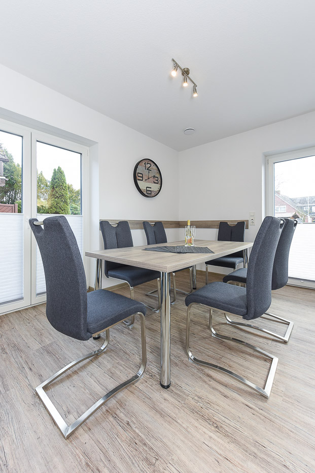 Ferienhaus „Strandperle“ - Wohnraum mit integrierter Küche und Essgruppe