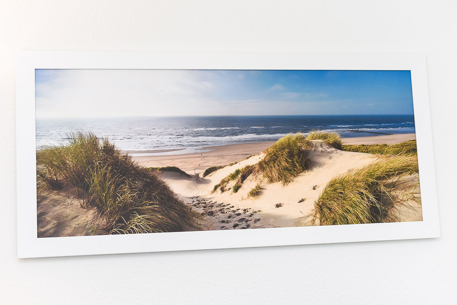 Ferienhaus „Strandperle“ - Wohnraum mit integrierter Küche und Essgruppe