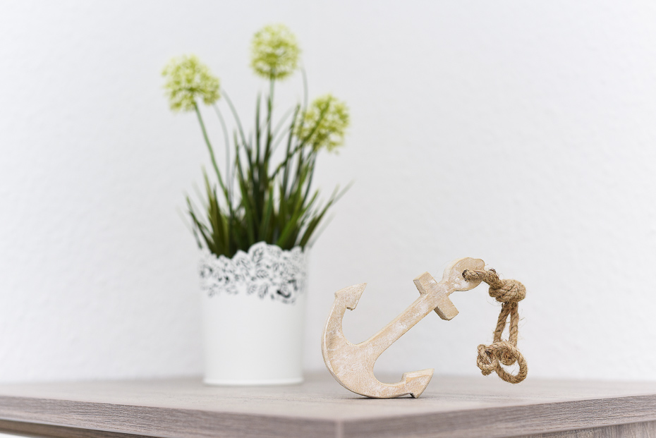 Ferienhaus „Strandperle“ - Wohnraum mit integrierter Küche und Essgruppe