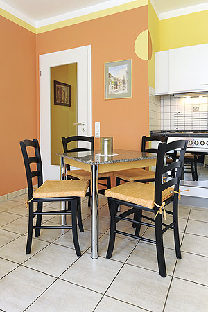 Ferienwohnung 1 - Wohnzimmer mit integriertem Küchenbereich