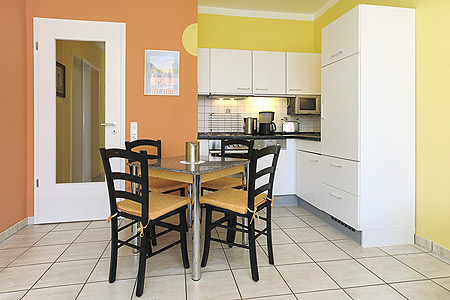 Ferienwohnung 1 - Wohnzimmer mit integriertem Küchenbereich