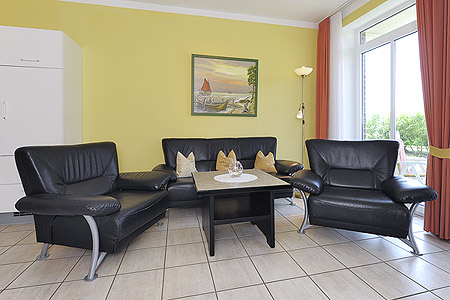 Ferienwohnung 1 - Wohnzimmer mit integriertem Küchenbereich