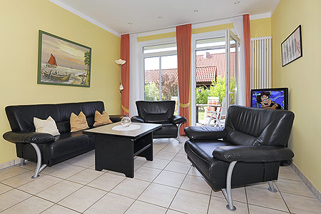 Ferienwohnung 1 - Wohnzimmer mit integriertem Küchenbereich