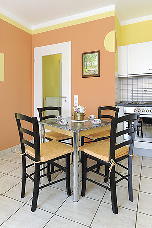 Ferienwohnung 2 - Wohnzimmer mit integriertem Küchenbereich