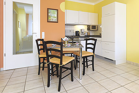 Ferienwohnung 2 - Wohnzimmer mit integriertem Küchenbereich