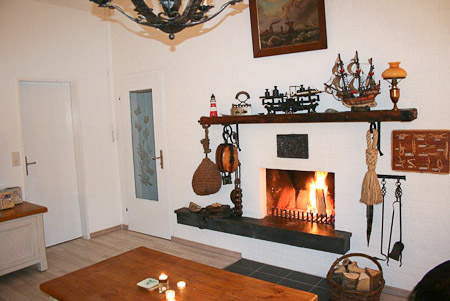 Ferienhaus „Treibholz II“ - Wohnzimmer mit integriertem Küchenbereich