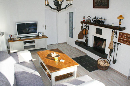 Ferienhaus „Treibholz II“ - Wohnzimmer mit integriertem Küchenbereich