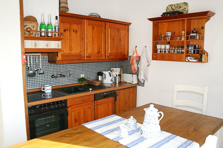 Ferienhaus „Treibholz II“ - Wohnzimmer mit integriertem Küchenbereich