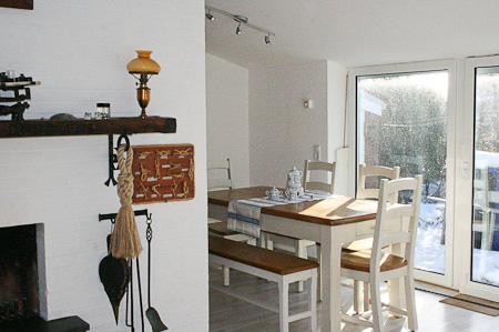 Ferienhaus „Treibholz II“ - Wohnzimmer mit integriertem Küchenbereich