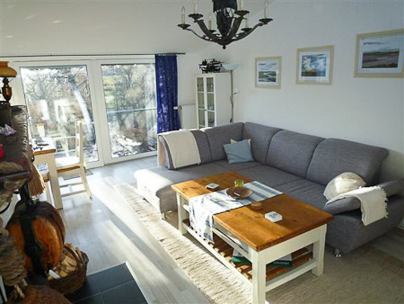 Ferienhaus „Treibholz II“ - Wohnzimmer mit integriertem Küchenbereich