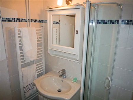 Ferienhaus „Treibholz II“ - Badezimmer