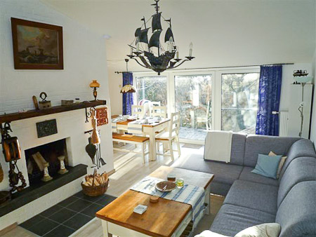 Ferienhaus „Treibholz II“ - Wohnzimmer mit integriertem Küchenbereich