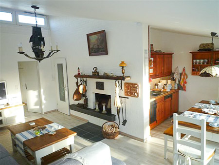 Ferienhaus „Treibholz II“ - Wohnzimmer mit integriertem Küchenbereich