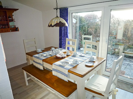 Ferienhaus „Treibholz II“ - Wohnzimmer mit integriertem Küchenbereich