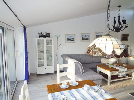 Ferienhaus „Treibholz II“ - Wohnzimmer mit integriertem Küchenbereich