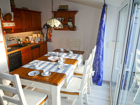 Ferienhaus „Treibholz II“ - Wohnzimmer mit integriertem Küchenbereich