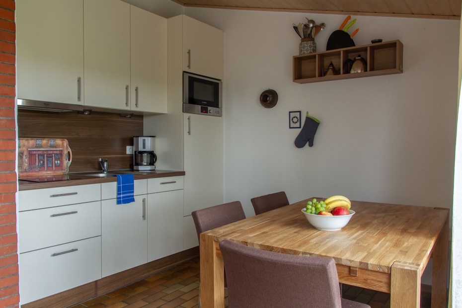 Ferienhaus „Treibholz III“ - Wohnraum mit räumlich abgeteilter Küche