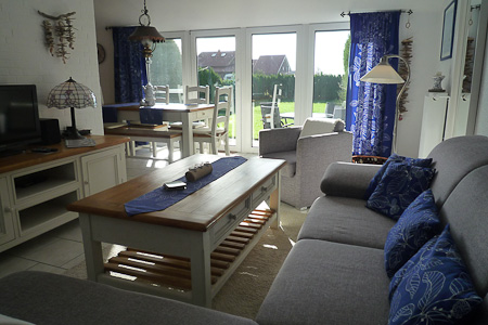 Ferienhaus „Treibholz“ - Wohnzimmer mit integriertem Küchenbereich