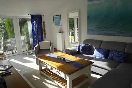 Ferienhaus „Treibholz“ - Wohnzimmer mit integriertem Küchenbereich