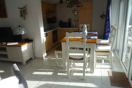 Ferienhaus „Treibholz“ - Wohnzimmer mit integriertem Küchenbereich