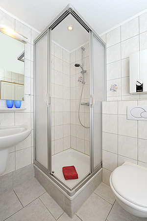 Ferienhaus „Treibholz“ - Badezimmer