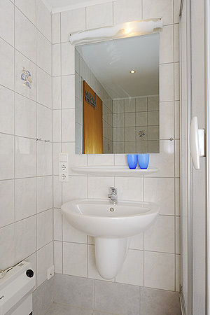 Ferienhaus „Treibholz“ - Badezimmer