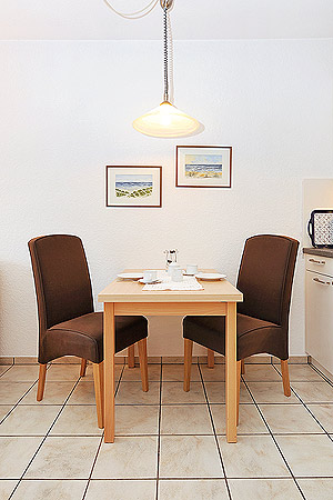 Apartment - Wohnzimmer mit integriertem Küchenbereich und Schrank-Doppelbett