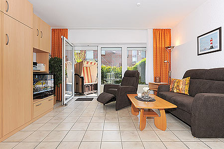 Apartment - Wohnzimmer mit integriertem Küchenbereich und Schrank-Doppelbett