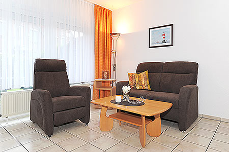 Apartment - Wohnzimmer mit integriertem Küchenbereich und Schrank-Doppelbett