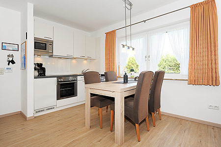 Ferienwohnung 1 - Wohnzimmer mit integriertem Küchenbereich