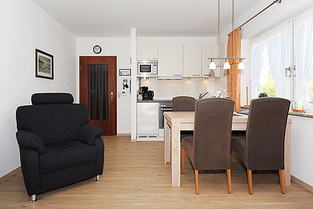 Ferienwohnung 1 - Wohnzimmer mit integriertem Küchenbereich