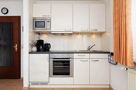 Ferienwohnung 1 - Wohnzimmer mit integriertem Küchenbereich