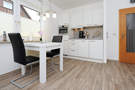 Ferienwohnung 2 - Wohnzimmer mit integriertem Küchenbereich