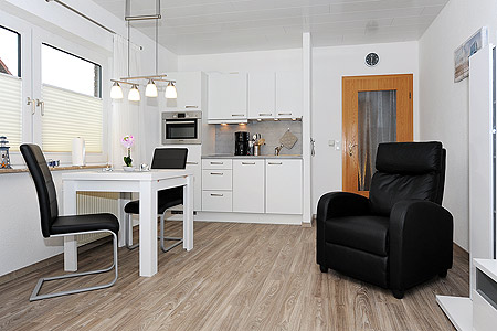 Ferienwohnung 2 - Wohnzimmer mit integriertem Küchenbereich