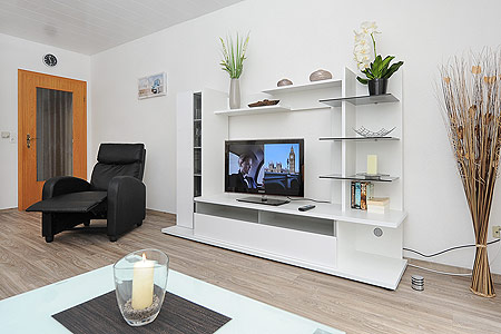 Ferienwohnung 2 - Wohnzimmer mit integriertem Küchenbereich