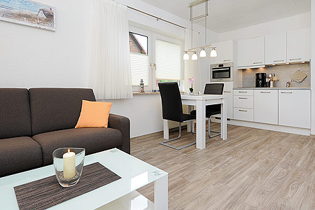 Ferienwohnung 2 - Wohnzimmer mit integriertem Küchenbereich