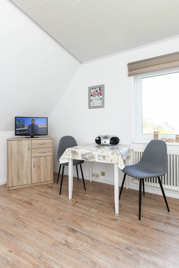 Ferienwohnung „Strandflieder“ (2) - Wohnraum mit integrierter Küche