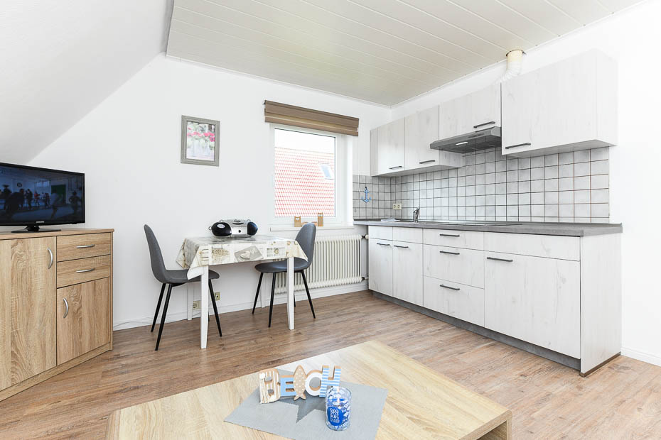 Ferienwohnung „Strandflieder“ (2) - Wohnraum mit integrierter Küche