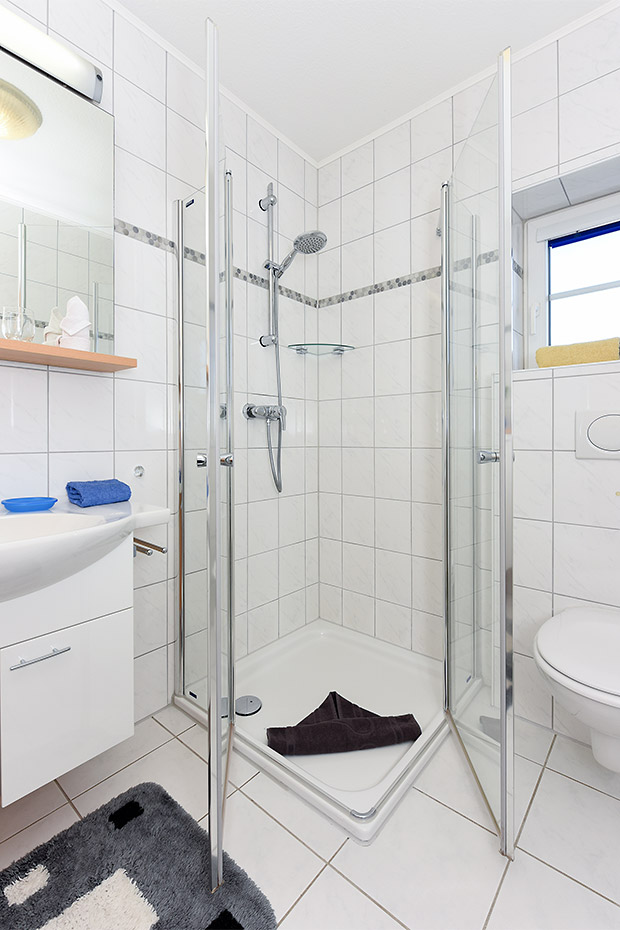 Ferienwohnung „Huus Twalf“ - Badezimmer