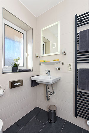 Doppelzimmer „Groß“ mit Terrasse - Badezimmer