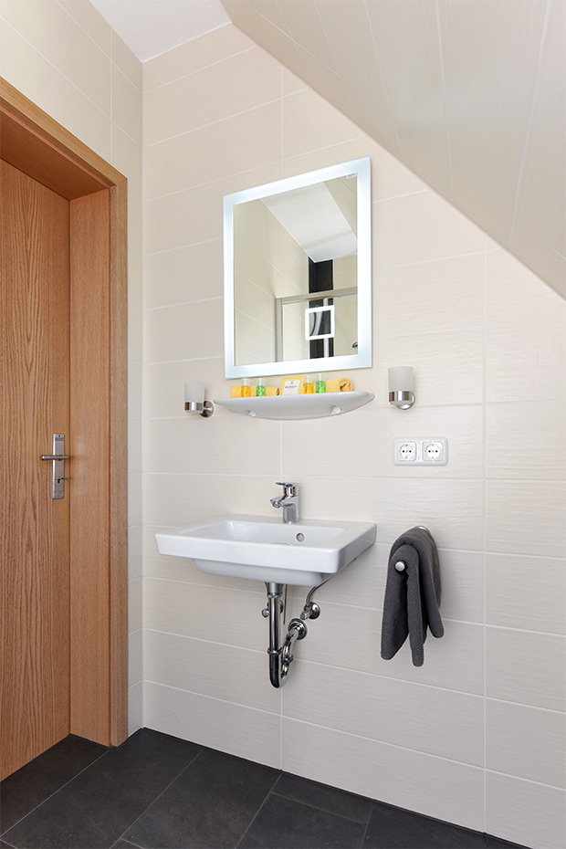 Doppelzimmer „Groß“ mit Balkon - Badezimmer