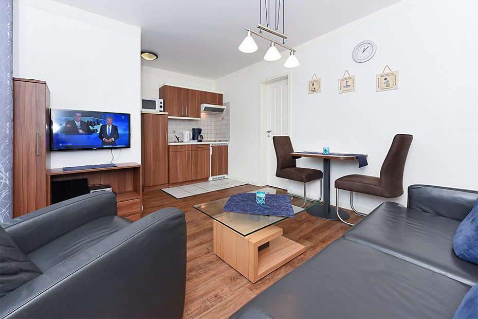 Ferienwohnung „Nordstrand“ - Wohnzimmer mit integriertem Küchenbereich