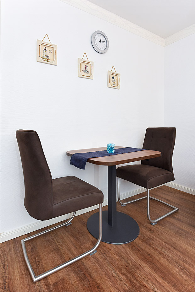 Ferienwohnung „Nordstrand“ - Wohnzimmer mit integriertem Küchenbereich