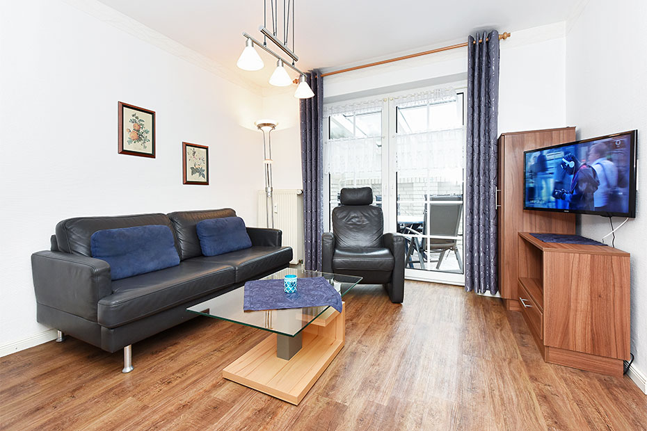 Ferienwohnung „Nordstrand“ - Wohnzimmer mit integriertem Küchenbereich