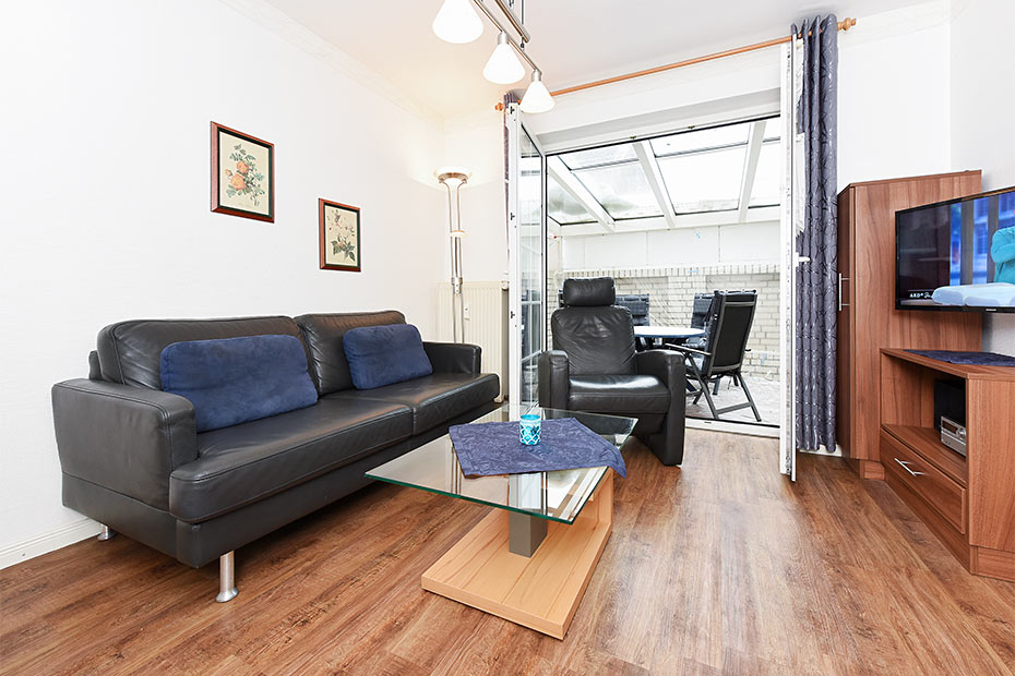Ferienwohnung „Nordstrand“ - Wohnzimmer mit integriertem Küchenbereich