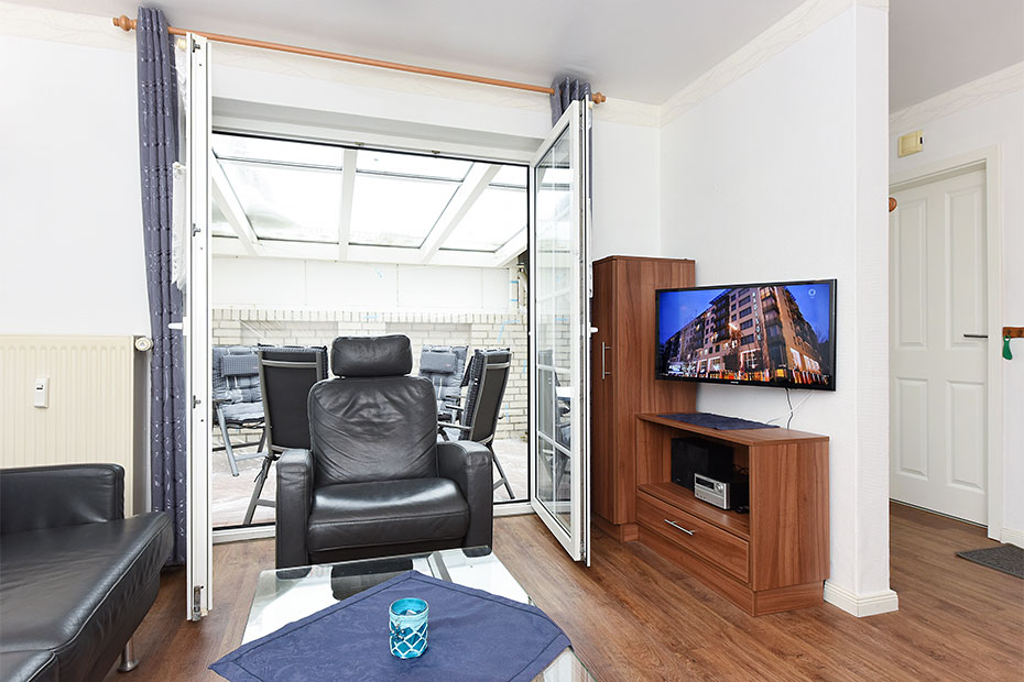 Ferienwohnung „Nordstrand“ - Wohnzimmer mit integriertem Küchenbereich