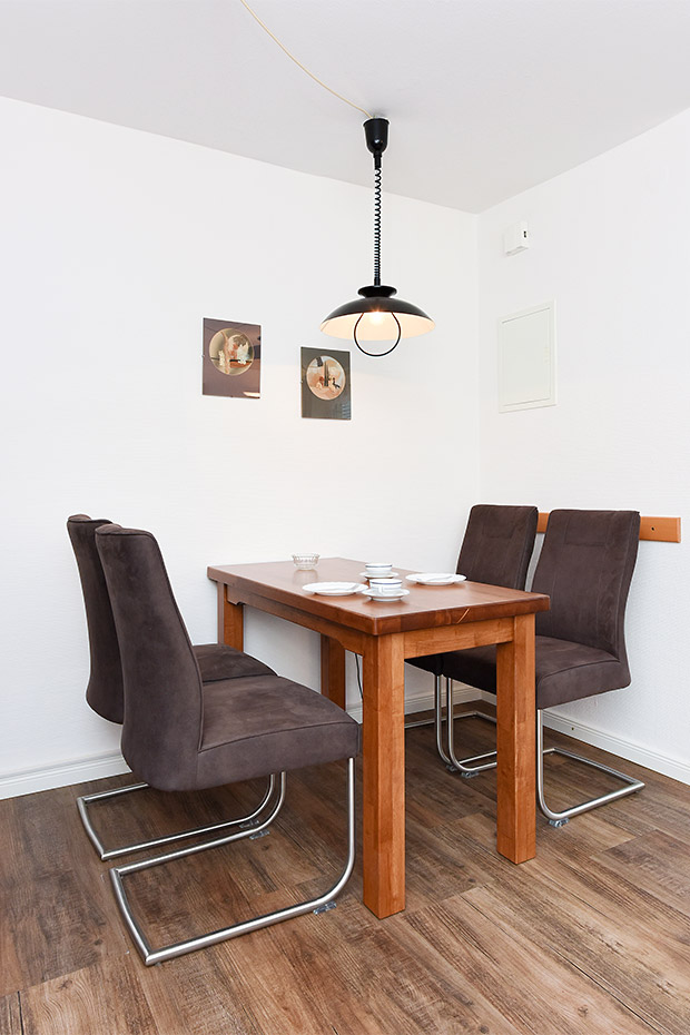 Ferienwohnung „Südstrand“ - Wohnzimmer mit integriertem Küchenbereich