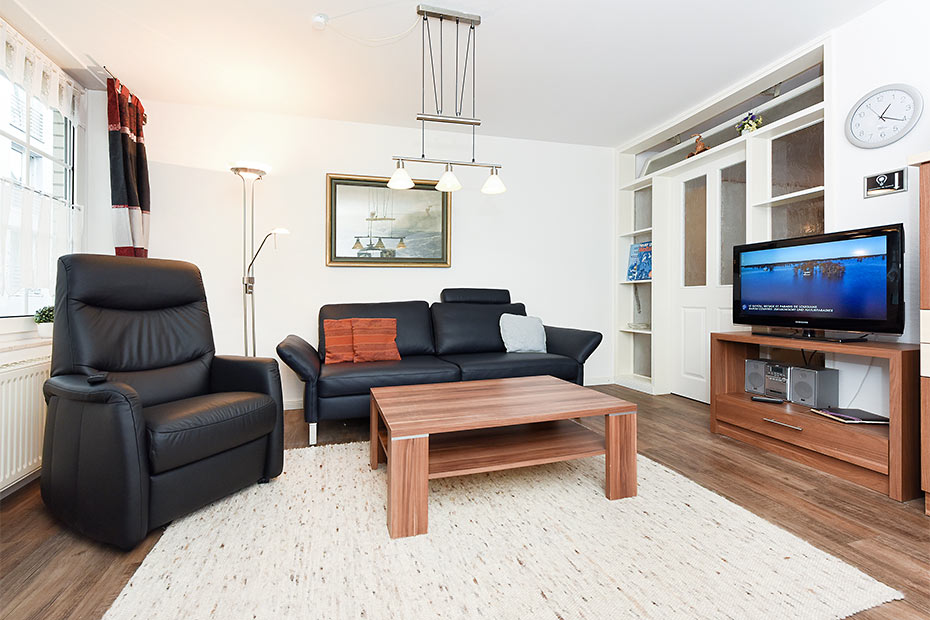 Ferienwohnung „Südstrand“ - Wohnzimmer mit integriertem Küchenbereich